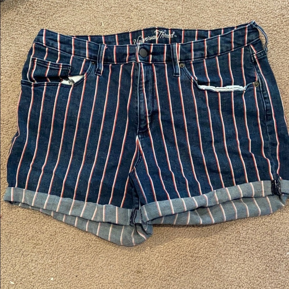 Target/Universal Thread Shorts